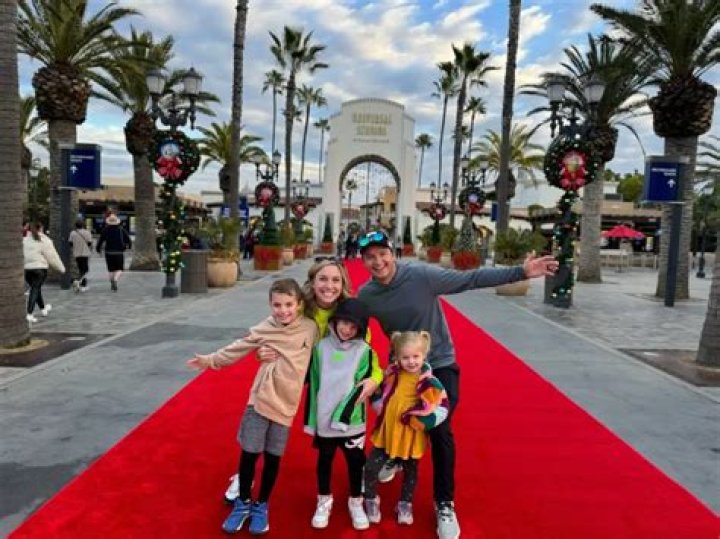 Family Photo – Hollywood Life