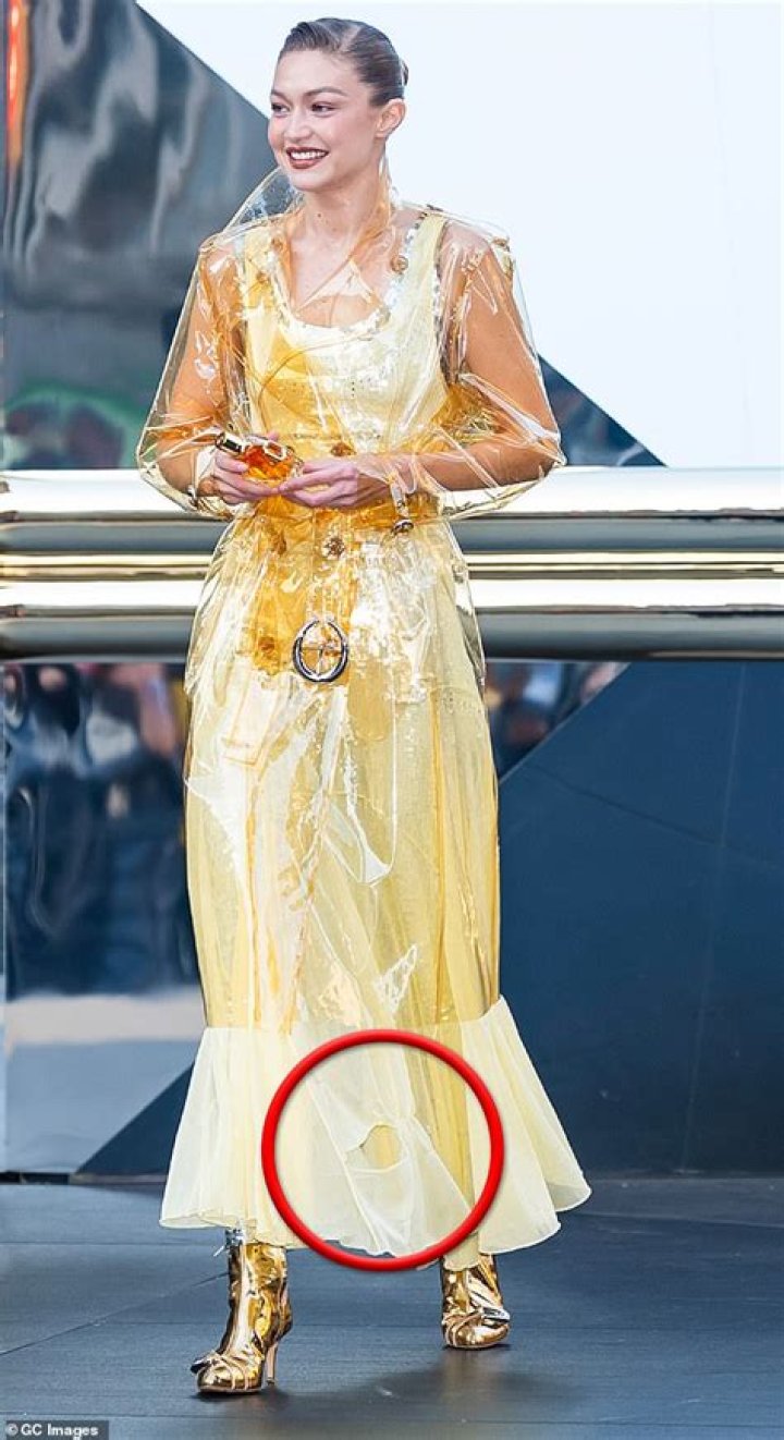 Gigi Hadid’s Wardrobe Malfunction At Victoria’s Secret Fashion Show — See Pic – Hollywood Life