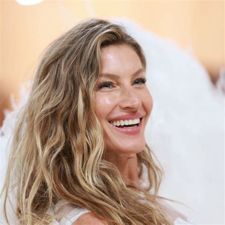 Gisele Bundchen Stuns In Bedroom Photoshoot Ahead Of The Super Bowl – Hollywood Life