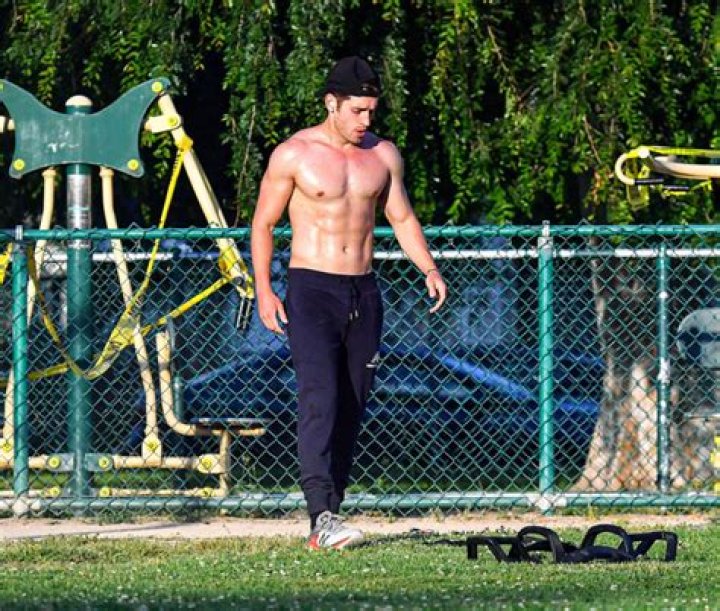 Gregg Sulkin Shows Off His Buff Body & Toned Abs While Working Out – Hollywood Life