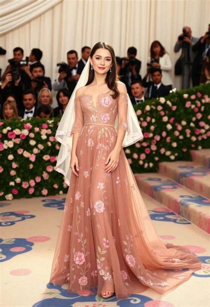 Hailey Baldwin Debuts Gorgeous Pink Hair Makeover & Ethereal Gown At Met Gala