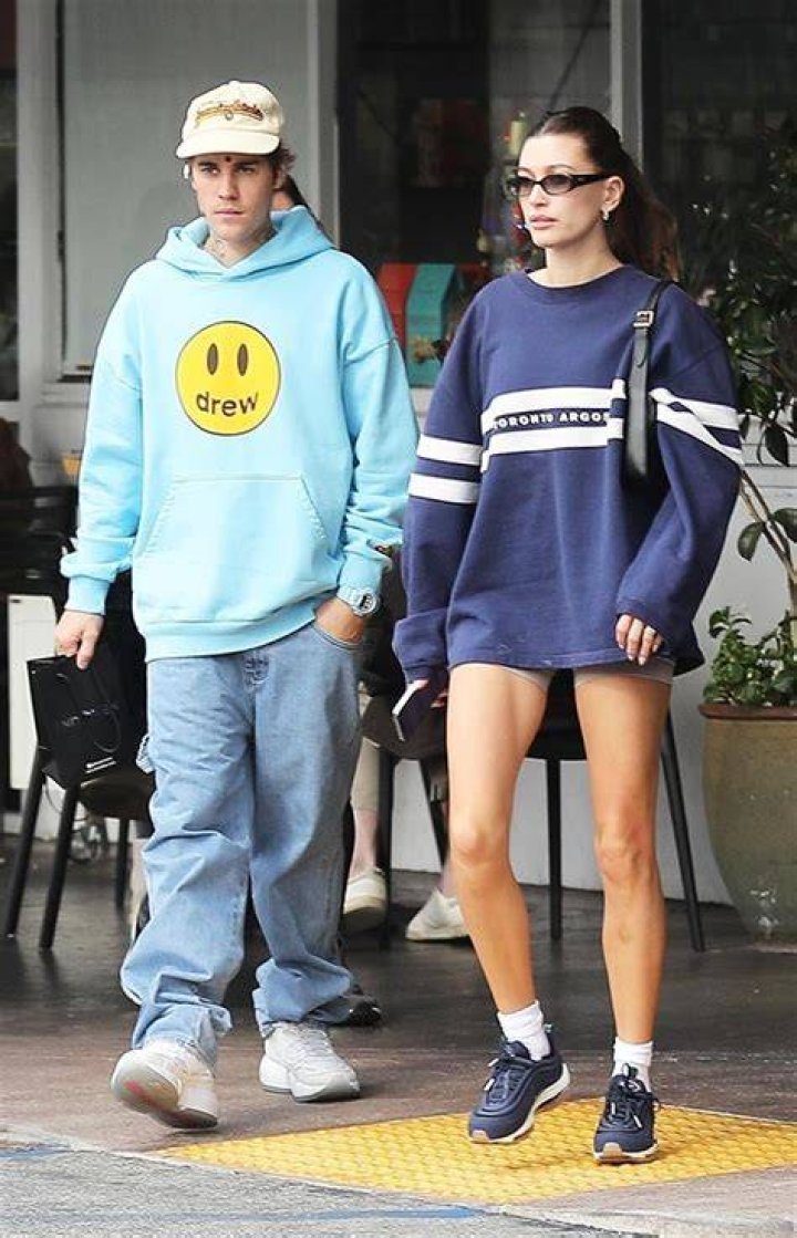 Hailey Bieber Rocks Short Shorts As She & Justin Go To Brunch – Hollywood Life