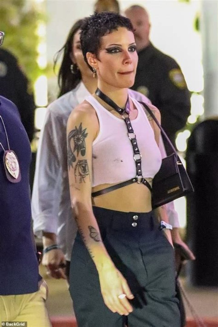 Halsey Wears Crop Top With Machine Gun Kelly At LA Concert: Photos – Hollywood Life