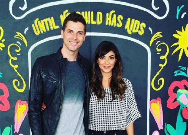 Hannah Simone Married & Pregnant with First Child — Husband Jesse Giddings – Hollywood Life