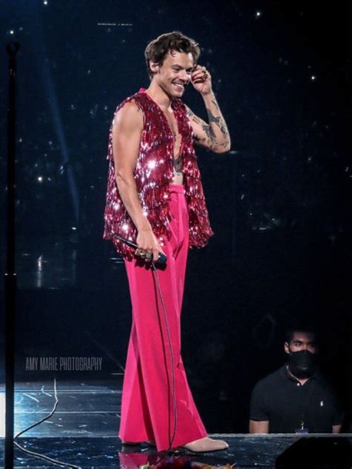 Harry Styles Kicks It Off Stage — Shade – Hollywood Life
