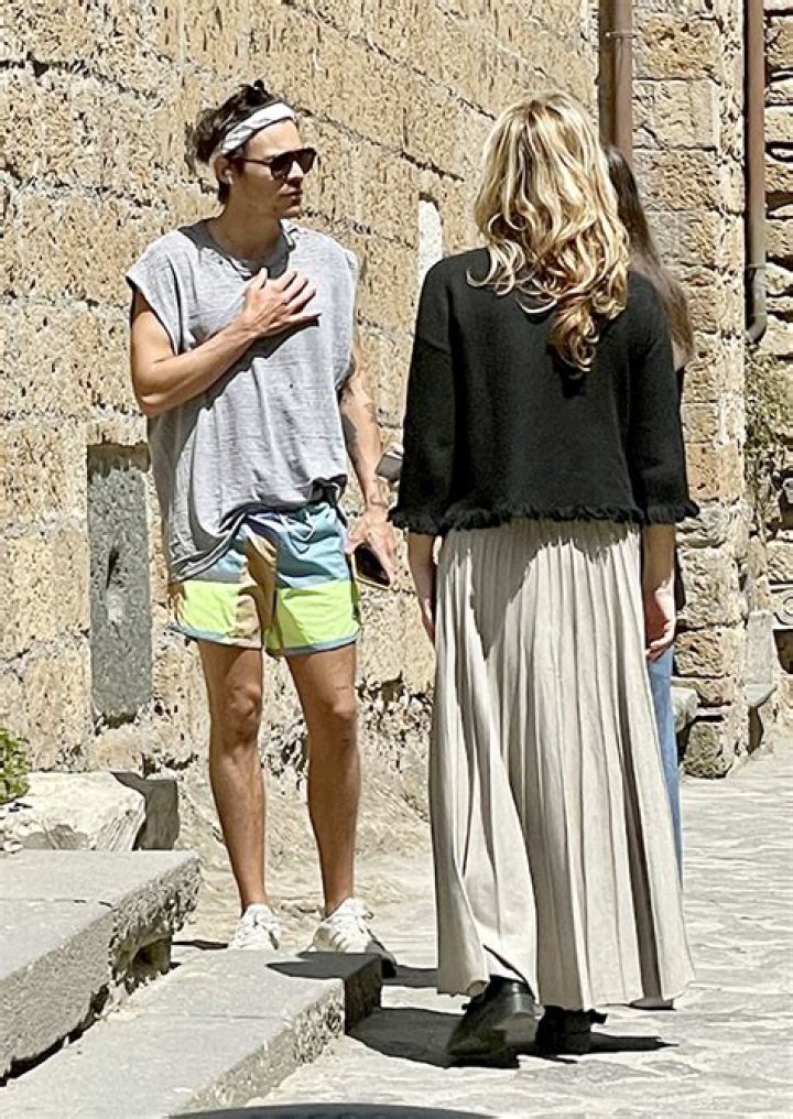 Harry Styles Runs In Short Shorts On Italy Vacation: Photos – Hollywood Life