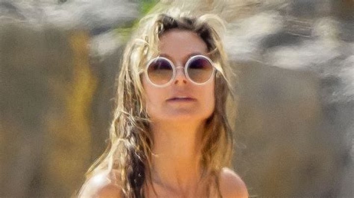Heidi Klum Wears Only A Towel, Watching Sunrise On The Beach: Photo – Hollywood Life