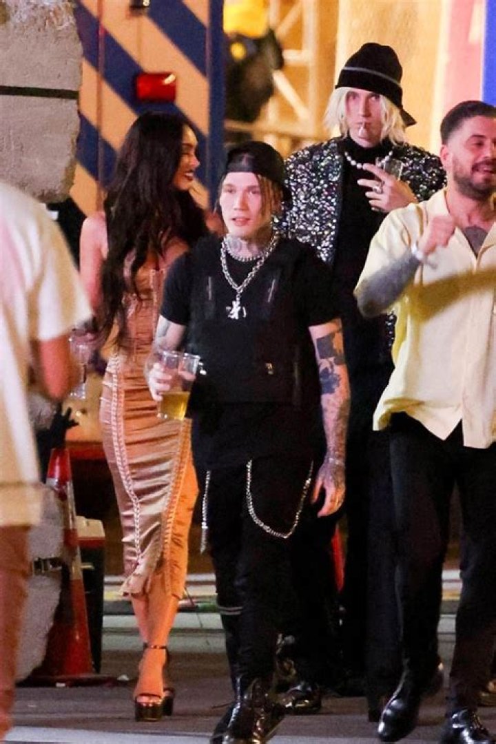 Her Stylish Outfit As She & Machine Gun Kelly Go To UFC 246 – Hollywood Life