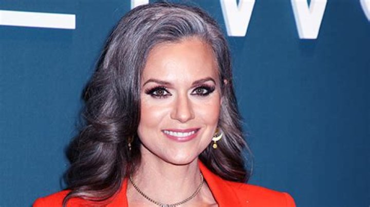 Hilarie Burton Rocks Gray Hair In New Selfies With Son: Photos – Hollywood Life