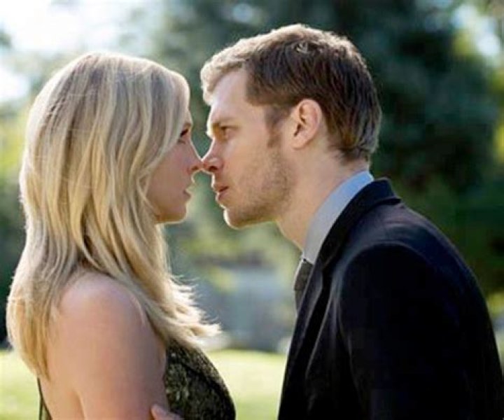 Hottest Relationships On The CW — Photos