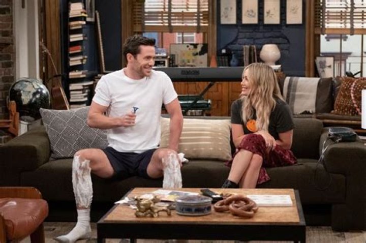 ‘How I Met Your Father’ EPs On The Father’s Identity & Kim Cattrall – Hollywood Life