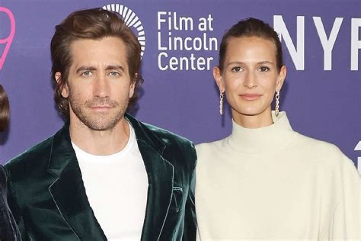 Jake Gyllenhaal & GF Jeanne Cadieu Make Red Carpet Debut At ‘The Lost Daughter’ Premiere