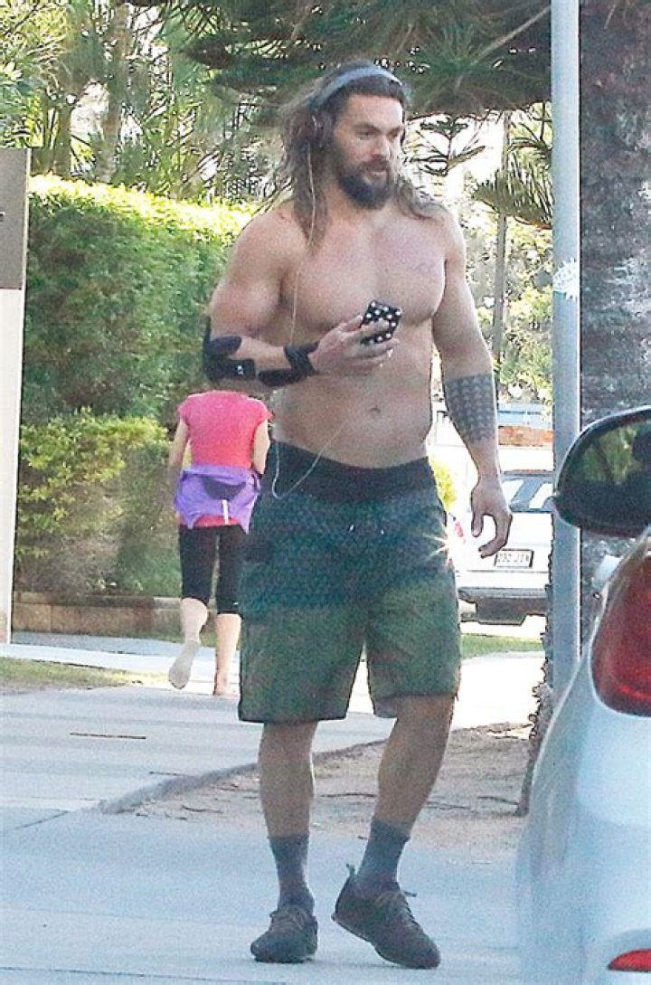 Jason Momoa Goes Shirtless & Covers Himself With Hand Sanitizer & Tuna – Hollywood Life