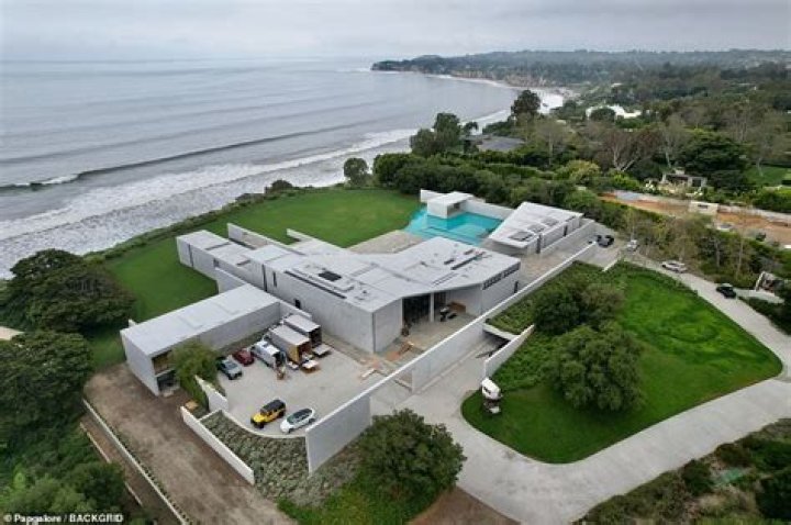 Jay-Z & Beyonce Buy $200 Million Malibu Beach House: Photos – Hollywood Life