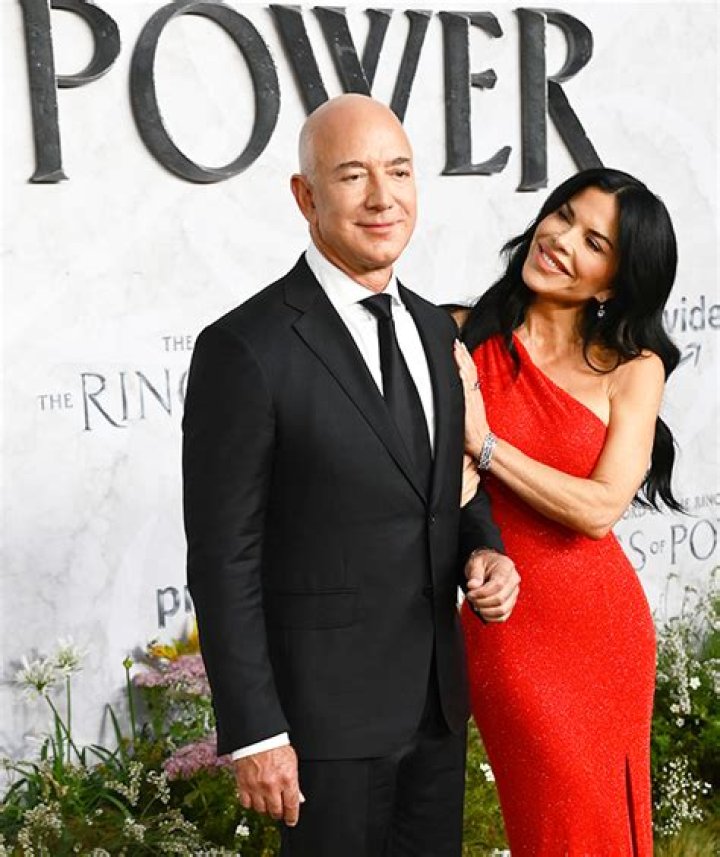 Jeff Bezos Got Her A Massive Diamond – Hollywood Life