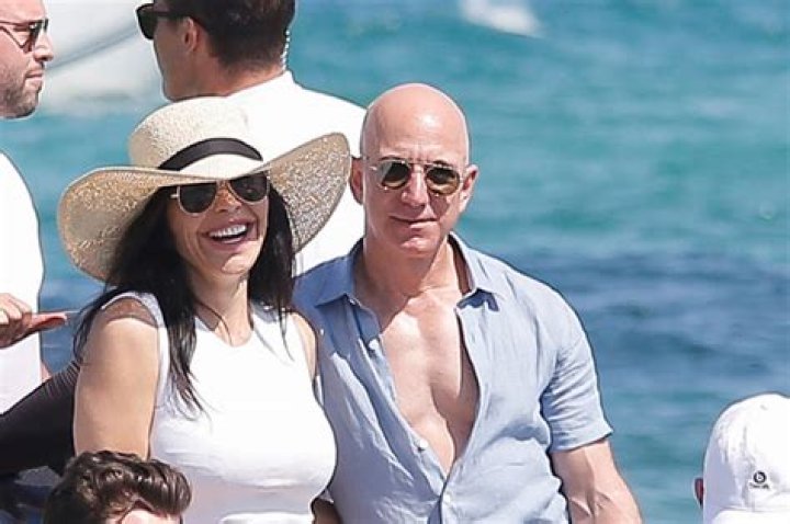 Jeff Bezos Packs On PDA With Bikini Clad Lauren Sanchez — Photos – Hollywood Life