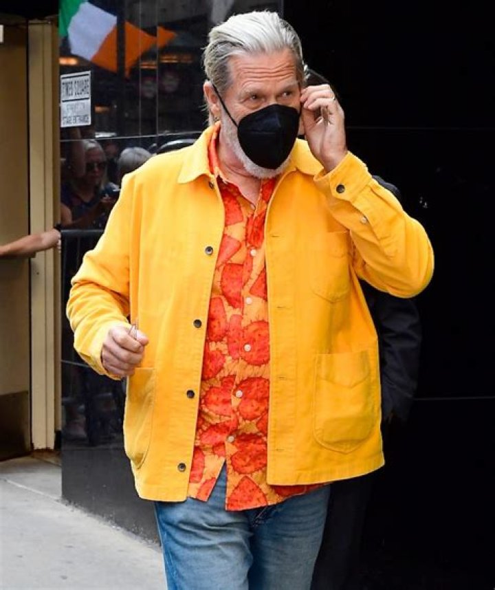Jeff Bridges, 72, Spotted On Dog Walk 5 Months After Announcing His Cancer Is In Remission