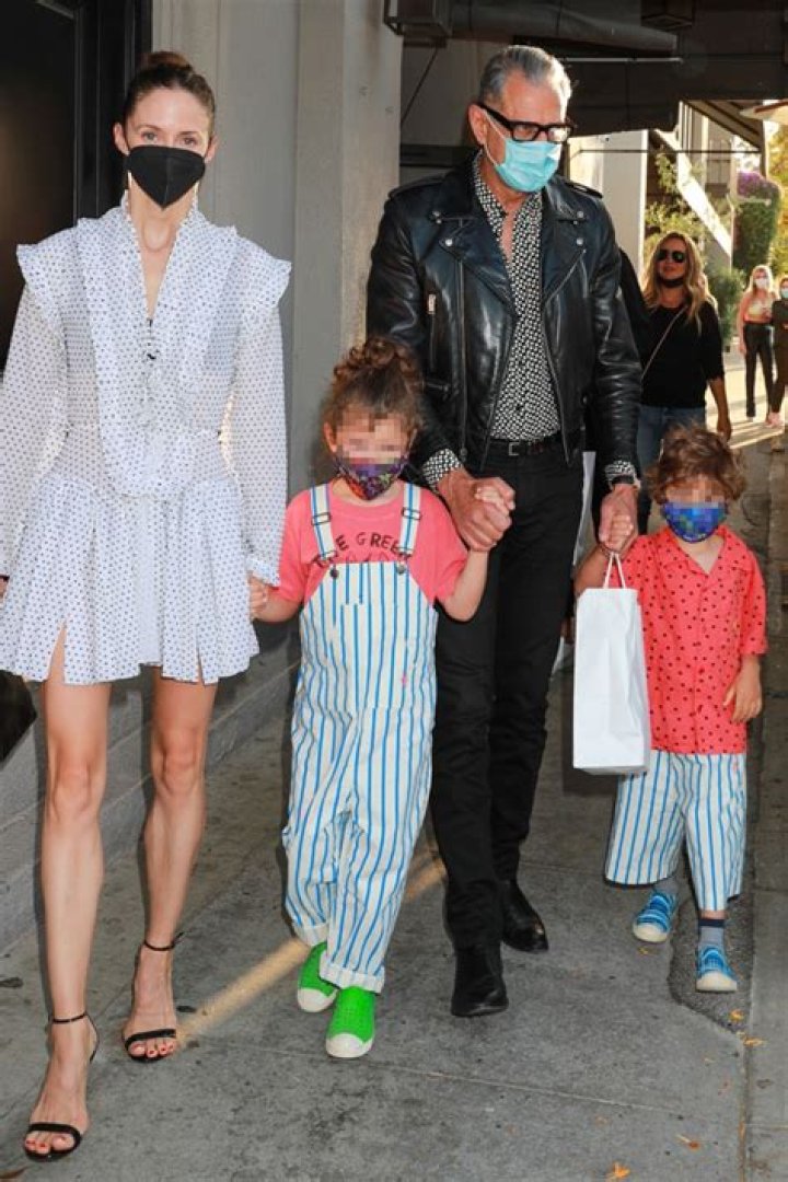 Jeff Goldblum & Wife Emilie Take Kids To Dinner Before Mother’s Day – Hollywood Life