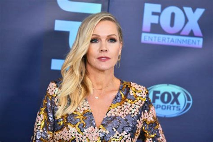 Jennie Garth Says Kelly-Brenda-Dylan Love Triangle Is Hard To Watch – Hollywood Life