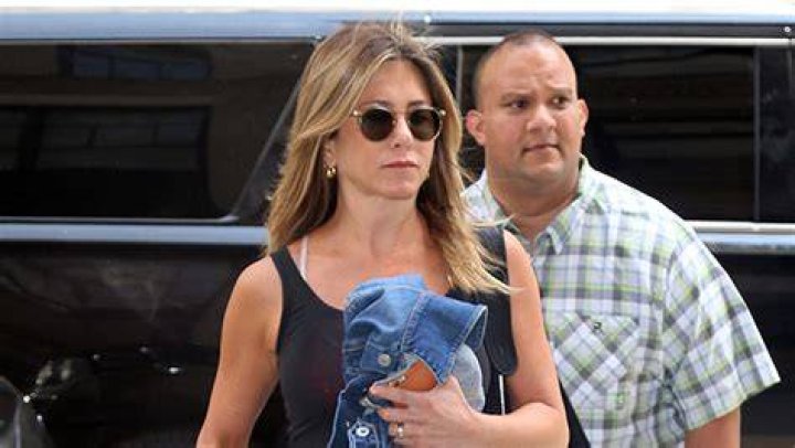 Jennifer Aniston Nails Yoga Moves In Black Leggings — Video – Hollywood Life