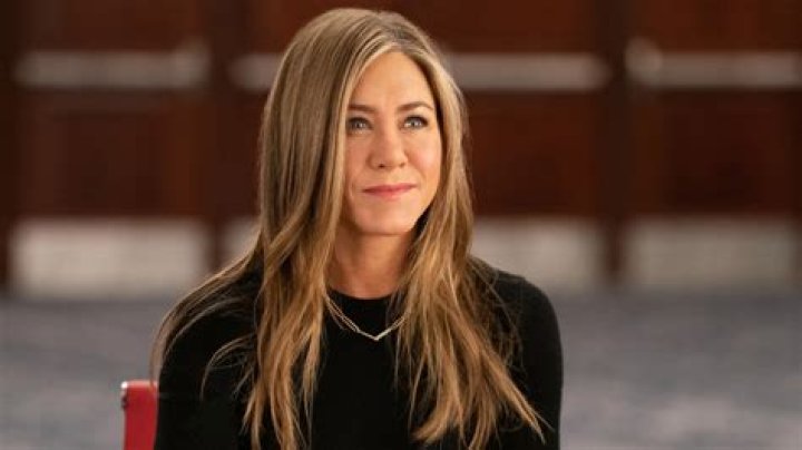 Jennifer Aniston Reunites With Entire ‘Friends’ Cast To Offer Fans Ultimate VIP Opportunity