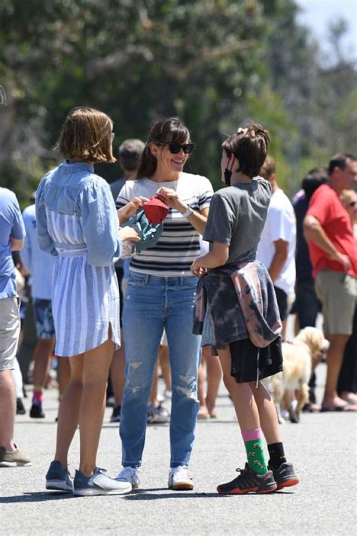 Jennifer Garner Hugs Daughters Seraphina & Violet While Reuniting After Summer Camp — Pics