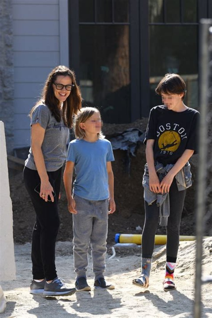 Jennifer Garner, Seraphina & Samuel Visit Brentwood Construction Home – Hollywood Life