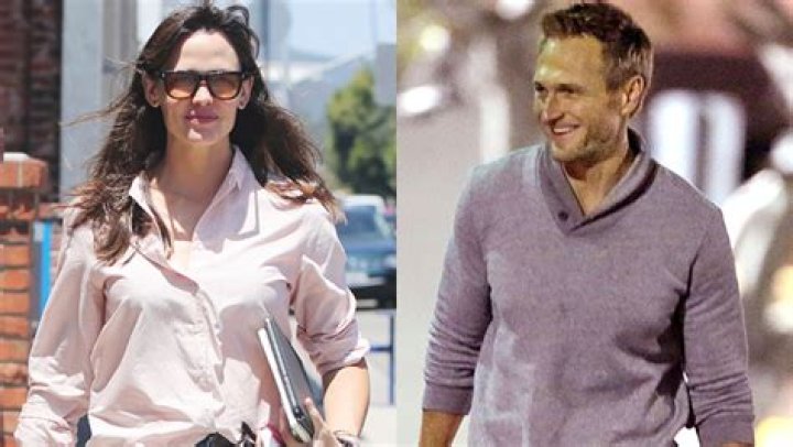 Jennifer Garner Sparks Engagement Rumors With Diamond Ring – Hollywood Life