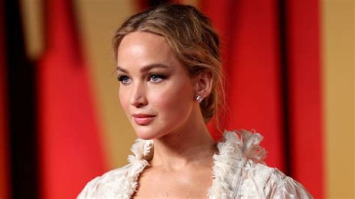 Jennifer Lawrence’s Cleavage — See Her Sexy Dress & Diamond Ring – Hollywood Life