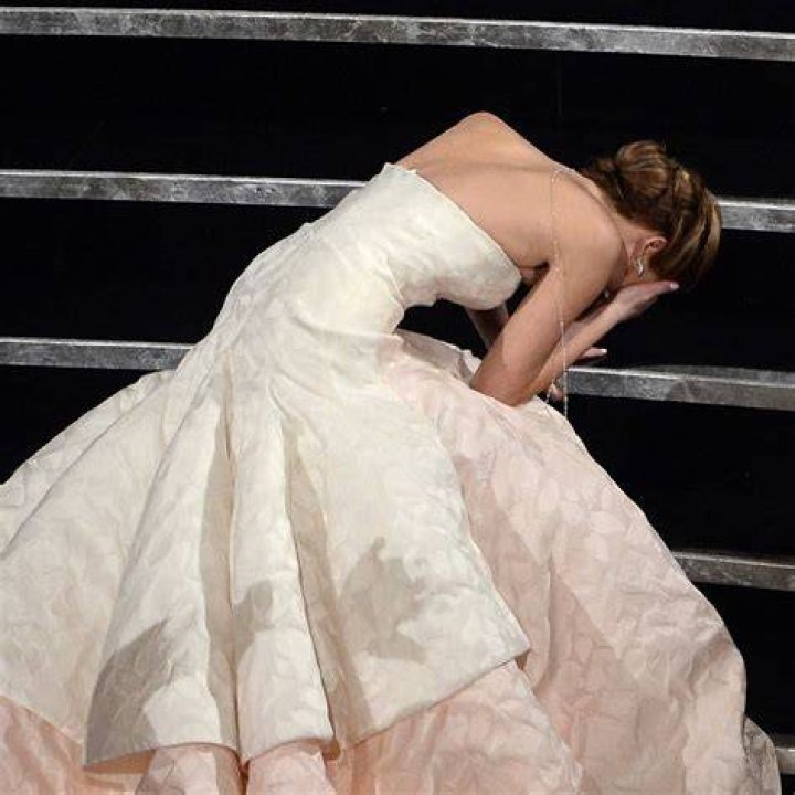 Jennifer Lawrence’s Oscar Fall & 8 Of Her Most Awkward Award Show Moments Of All Time