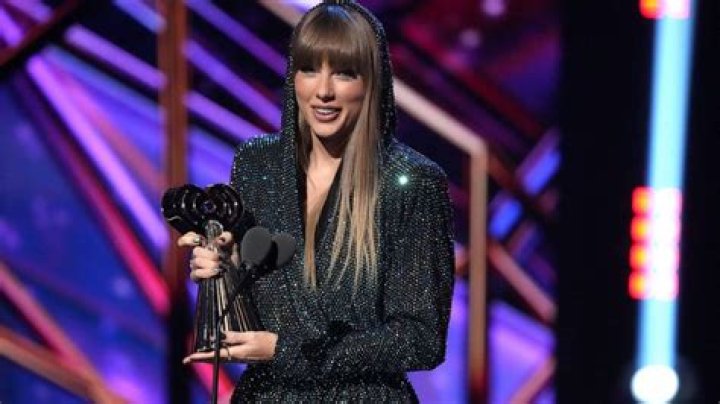 Jennifer Lopez Delivers An Iconic Performance Of ‘Get Right’ At The iHeartRadio Music Awards