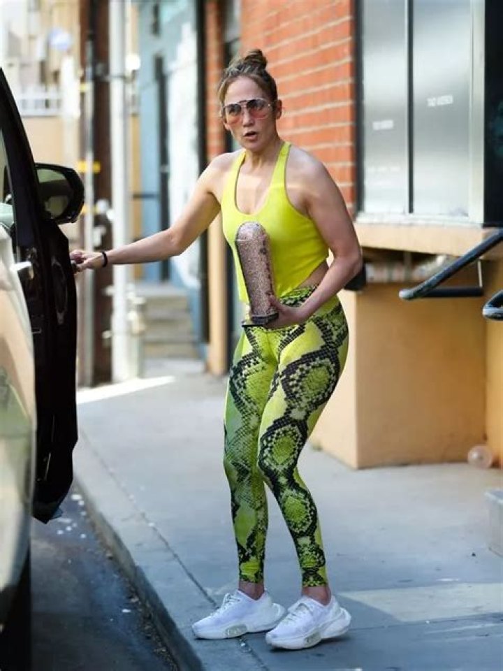 Jennifer Lopez Works Out In Skintight Leggings & Does Grueling Pull-Ups On A Boat — Watch