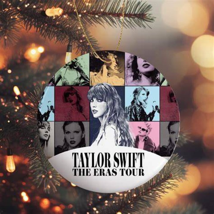 Jennifer Love Hewitt’s Taylor Swift-Inspired Christmas Tree – Hollywood Life