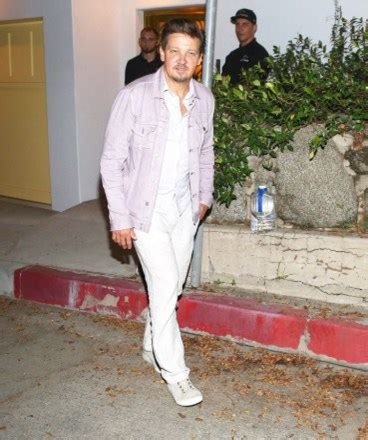 Jeremy Renner’s Walking Without A Cane In New Recovery Video: Watch – Hollywood Life