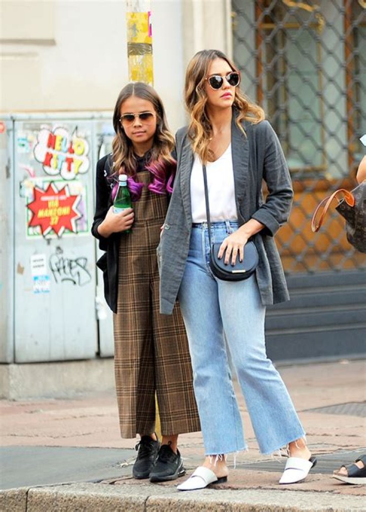 Jessica Alba Rocks White Crop Top While With Daughter Honor – Hollywood Life