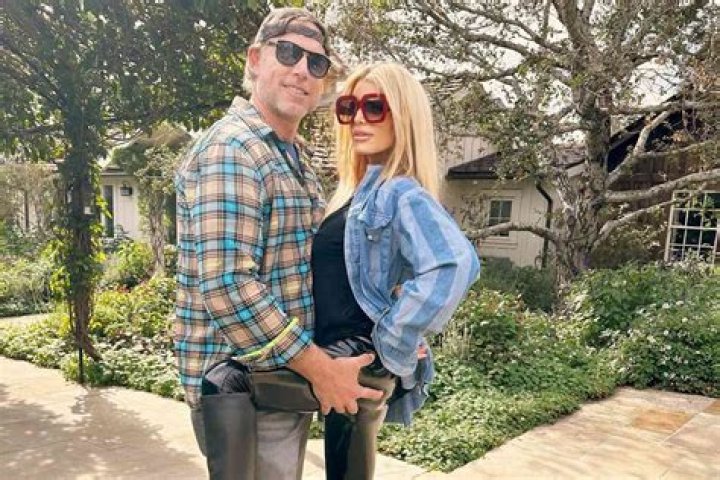 Jessica Simpson Rocks Brown Bikini In Gorgeous New Vacation Photos – Hollywood Life