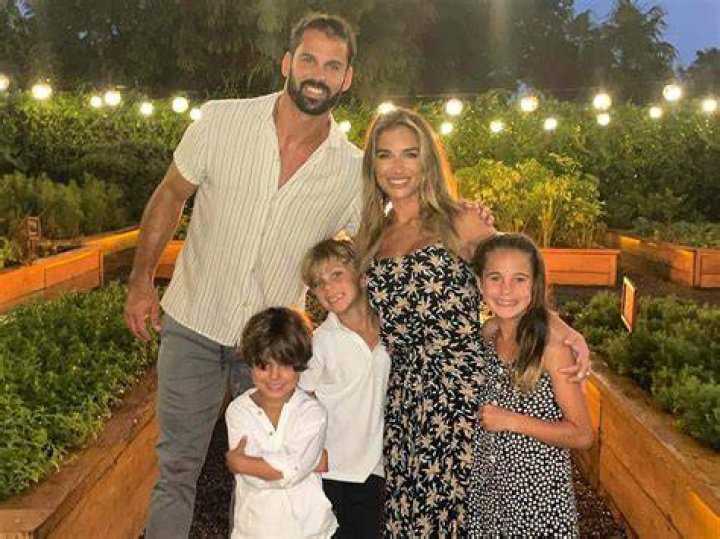 Jessie James Decker Gushes Over ‘Honorable’ Eric Decker & Advises Women To Find ‘The Right Person’