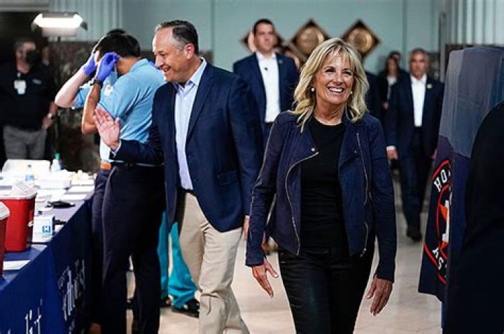 Jill Biden & Doug Emhoff Enjoy Beers At Astros Game: Photos – Hollywood Life