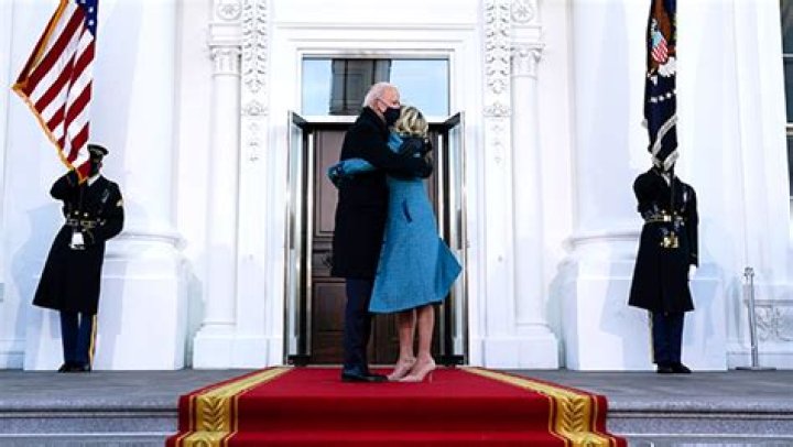 Joe Biden & Jill Kiss In Photos At White House On Inauguration Day – Hollywood Life