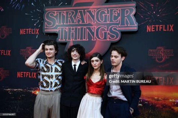 Joe Keery & Natalia Dyer Seen On Set Of ‘Stranger Things 4’: Photos – Hollywood Life