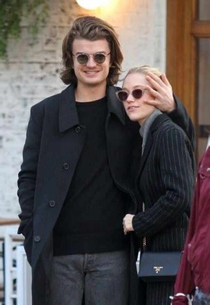 Joe Keery’s Long Hair Is Back After Debuting Odd Bowl Cut Makeover – Hollywood Life