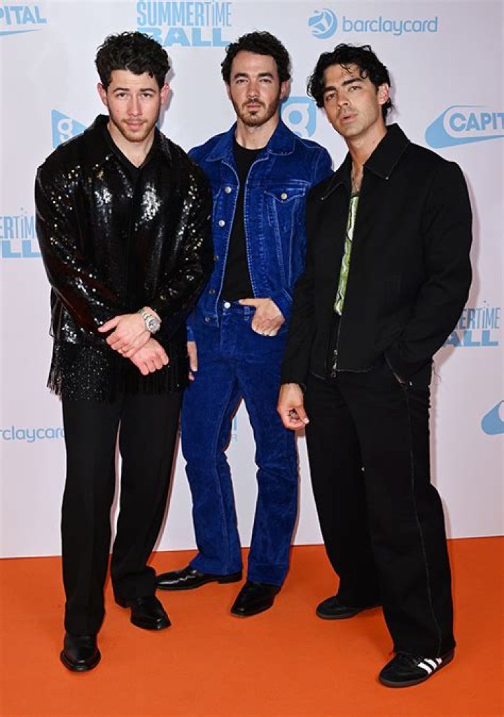 Jonas Brothers Play Private Show For Local Boys + Girls Club – Hollywood Life