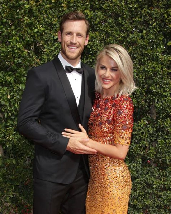 Julianne Hough & Brooks Laich Tried To ‘Save Marriage’ With Time Apart – Hollywood Life