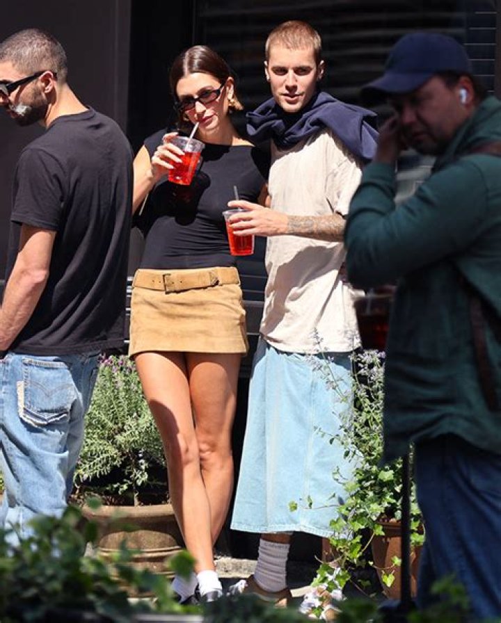 Justin Bieber & Hailey Baldwin Display PDA At Kardashian Beach House – Hollywood Life