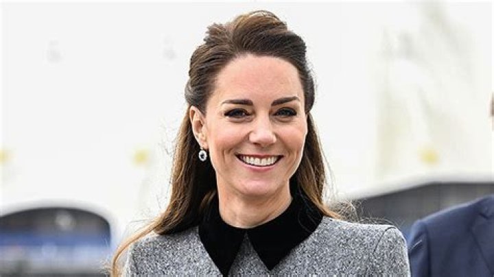 Kate Middleton Puts ‘Final Touches’ On Royal Christmas Tree In Video – Hollywood Life