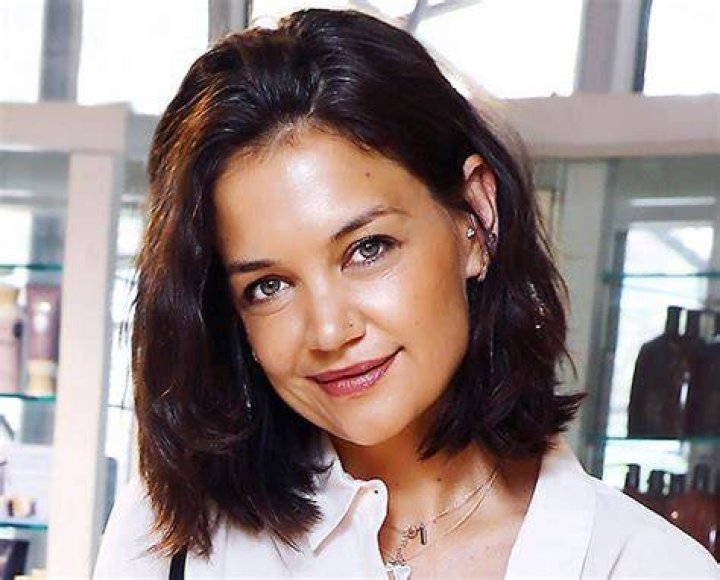 Katie Holmes Rocks 90’s-Style Diamond Nose Ring In New York City – Hollywood Life