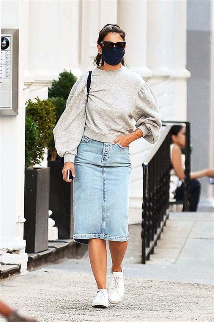 Katie Holmes Rocks Denim Skirt & Gray Sweater: Photo – Hollywood Life