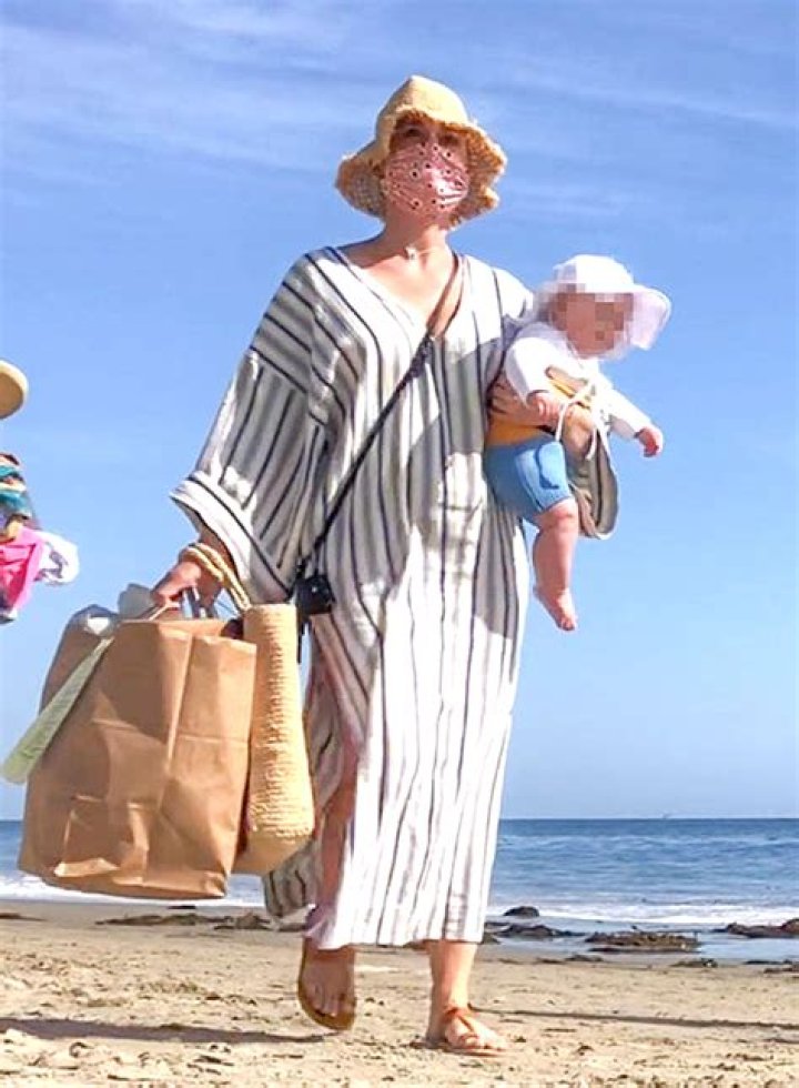 Katy Perry Enjoys A Beach Day With Daughter Daisy After 1st Birthday – Hollywood Life