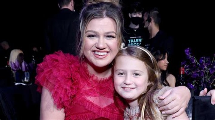 Kelly Clarkson and Daughter Release New Song ‘You Don’t Make Me Cry’ – Hollywood Life