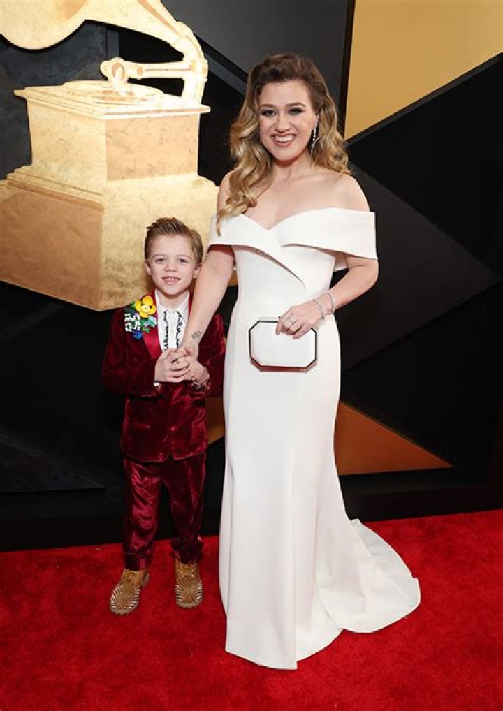 Kelly Clarkson Dazzles in Gorgeous White Gown & Brings Her Son as Her Date to the Grammys